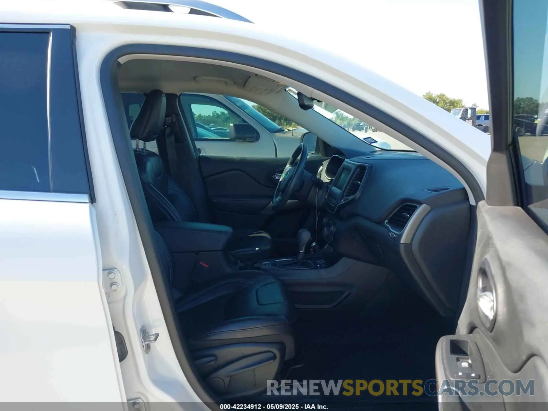 5 Photograph of a damaged car 1C4PJLLB5MD173828 JEEP CHEROKEE 2021