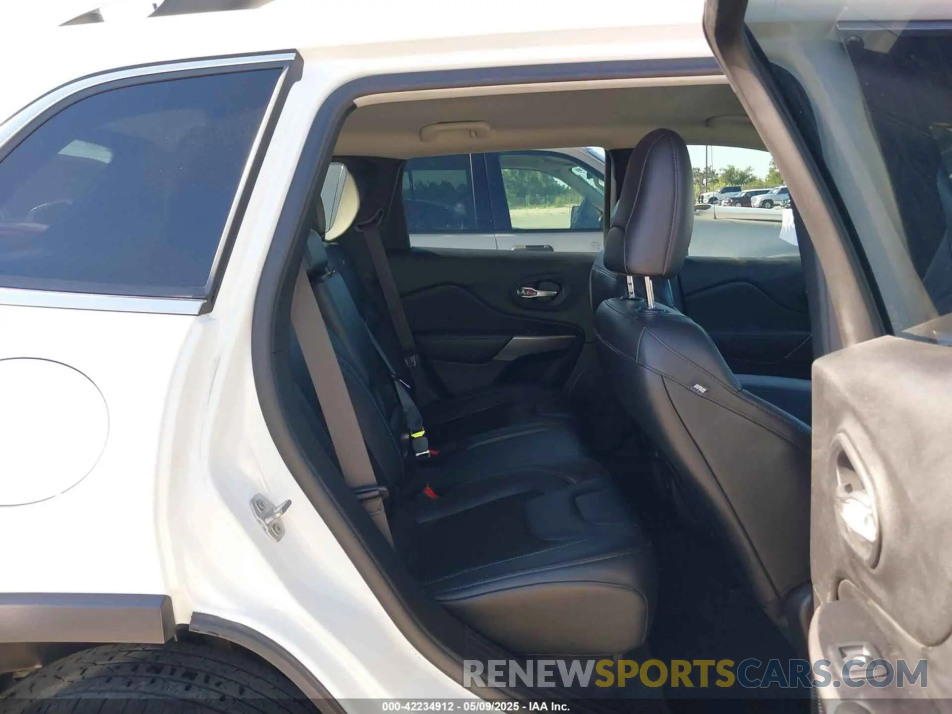 8 Photograph of a damaged car 1C4PJLLB5MD173828 JEEP CHEROKEE 2021