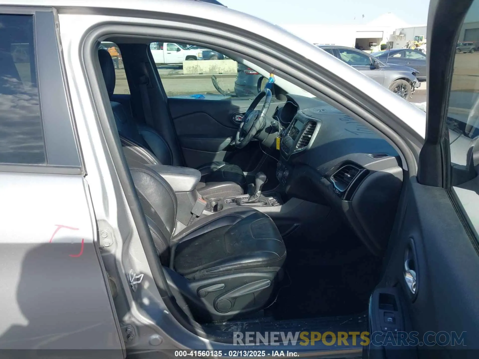 5 Photograph of a damaged car 1C4PJLLB6MD112830 JEEP CHEROKEE 2021