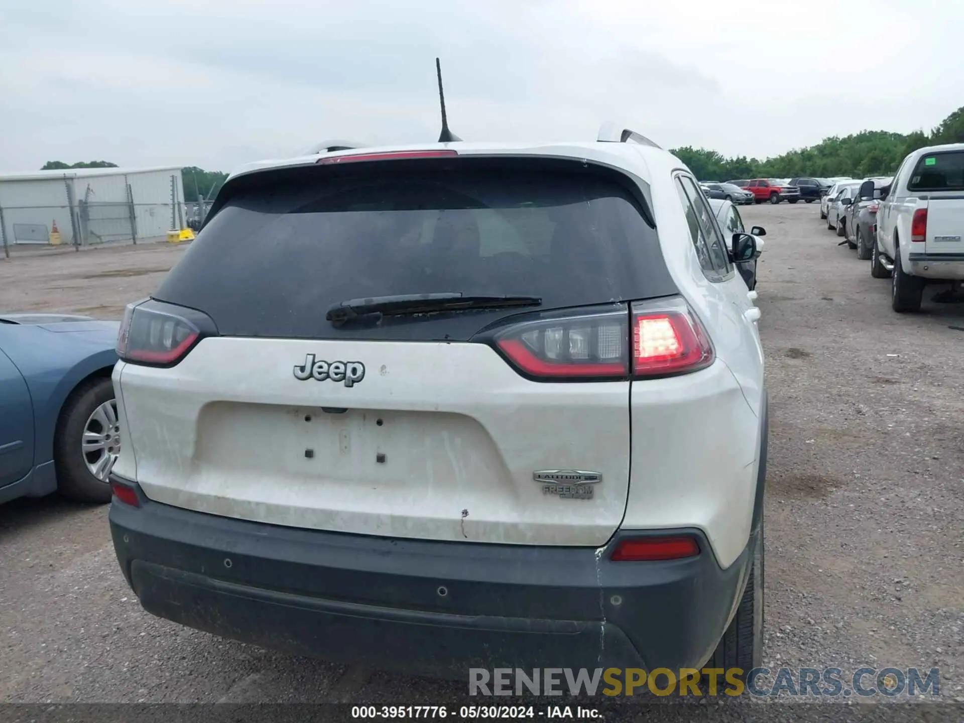 17 Photograph of a damaged car 1C4PJLLB8MD103661 JEEP CHEROKEE 2021