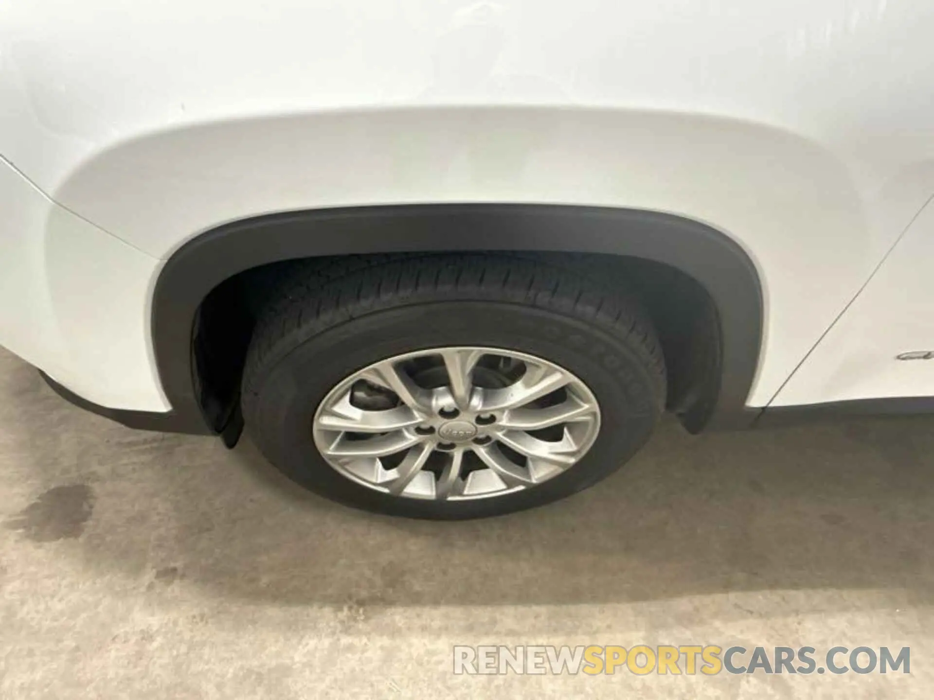 10 Photograph of a damaged car 1C4PJLLB8MD217837 JEEP CHEROKEE 2021