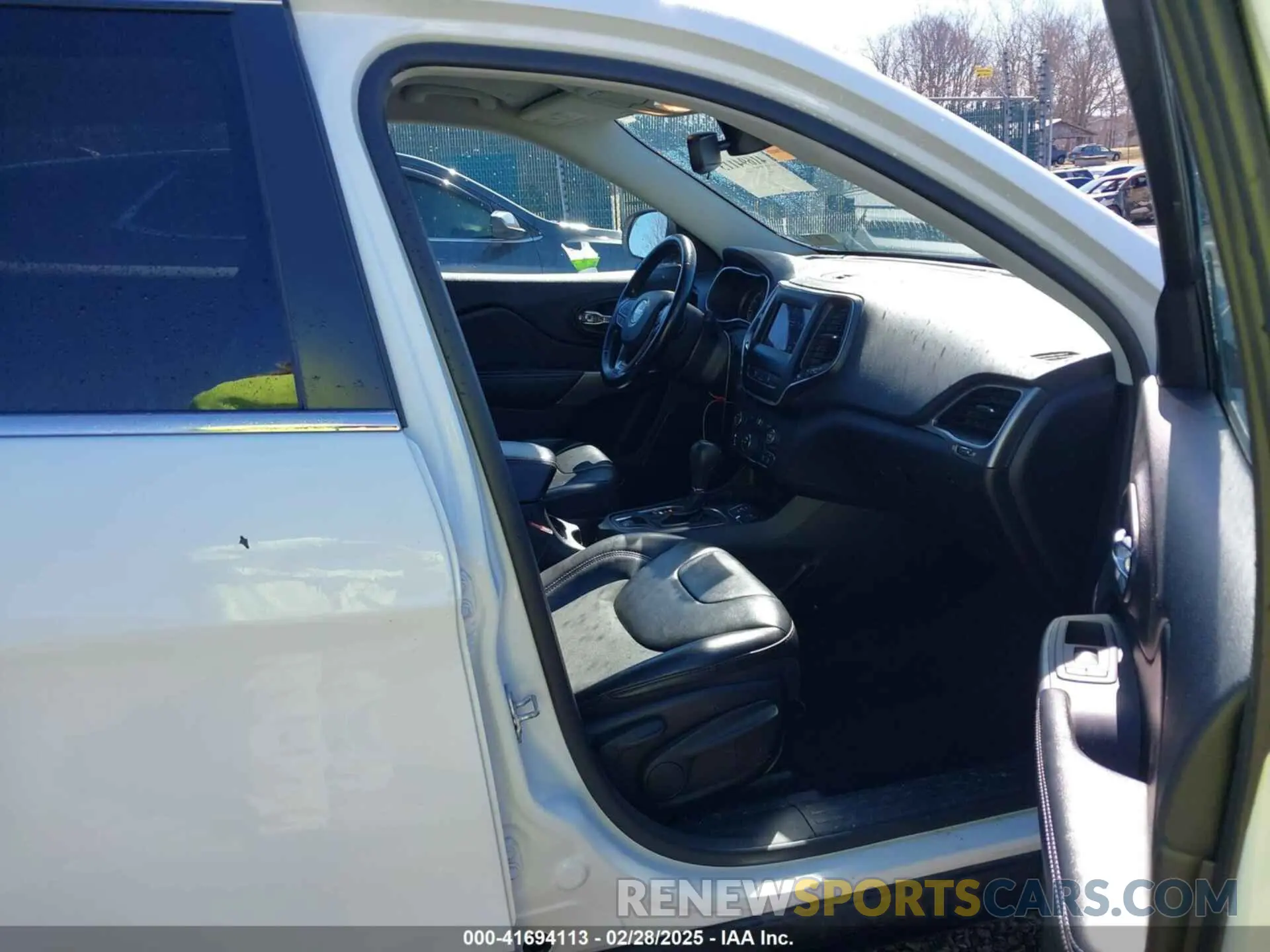 5 Photograph of a damaged car 1C4PJLLBXMD164087 JEEP CHEROKEE 2021