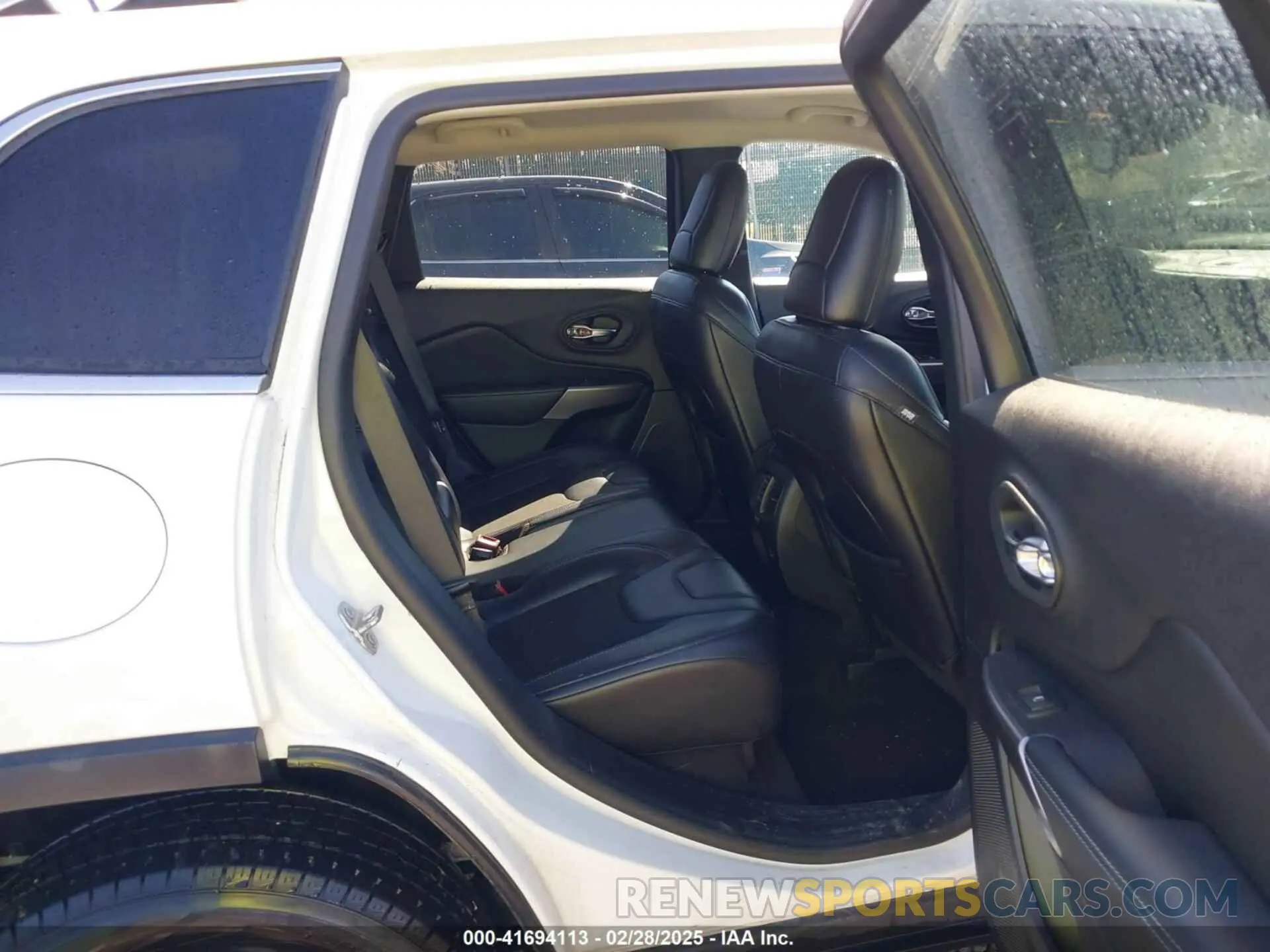 8 Photograph of a damaged car 1C4PJLLBXMD164087 JEEP CHEROKEE 2021