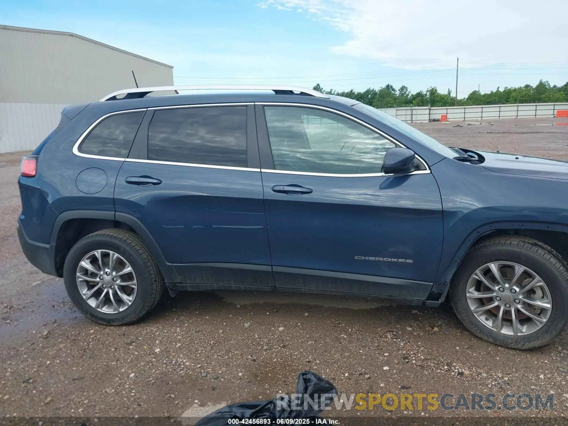 14 Photograph of a damaged car 1C4PJLMX2MD107165 JEEP CHEROKEE 2021