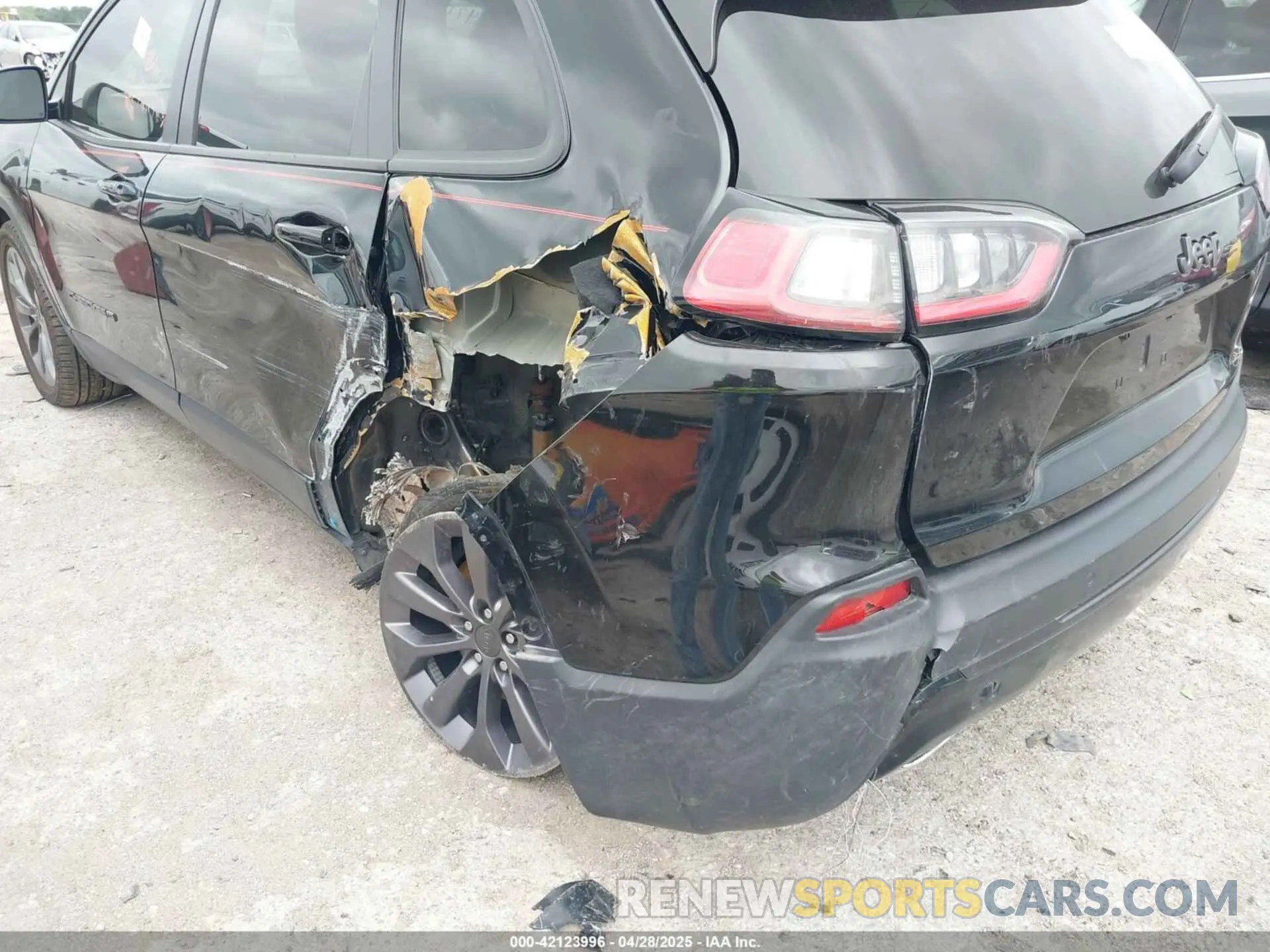 12 Photograph of a damaged car 1C4PJLMX5MD149992 JEEP CHEROKEE 2021