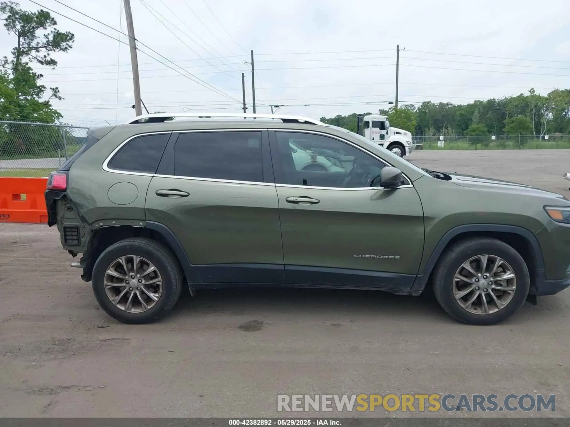 14 Photograph of a damaged car 1C4PJLMX8MD112435 JEEP CHEROKEE 2021