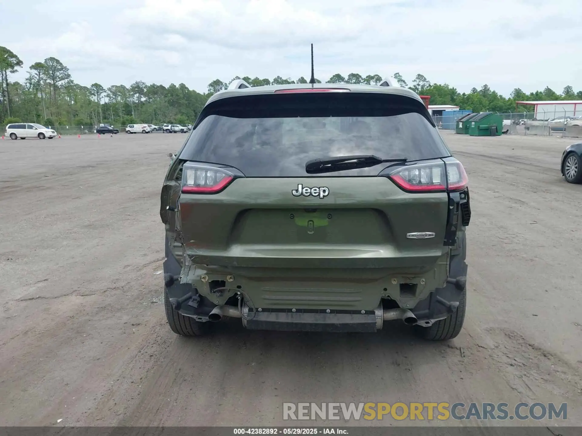 17 Photograph of a damaged car 1C4PJLMX8MD112435 JEEP CHEROKEE 2021