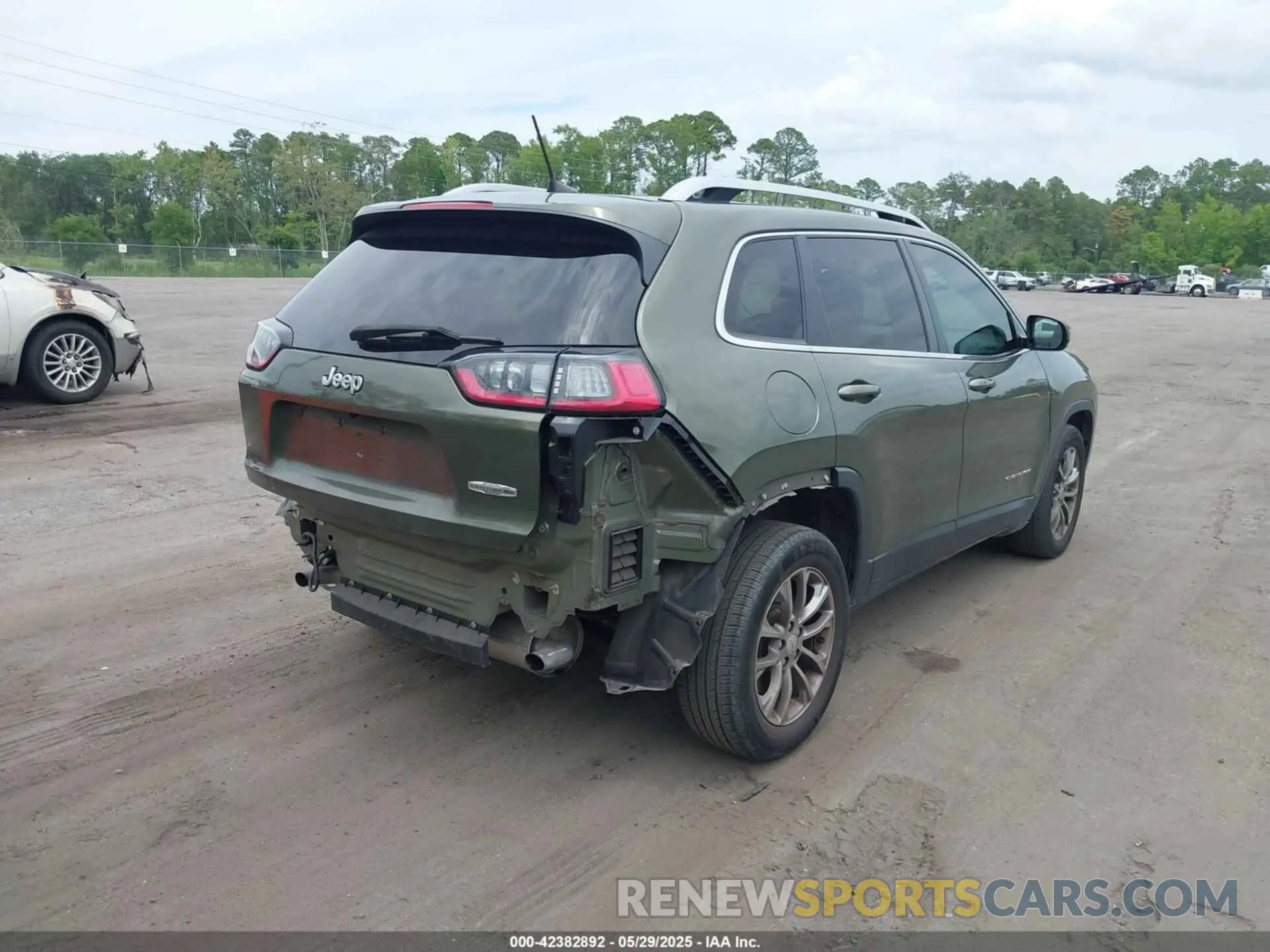4 Photograph of a damaged car 1C4PJLMX8MD112435 JEEP CHEROKEE 2021