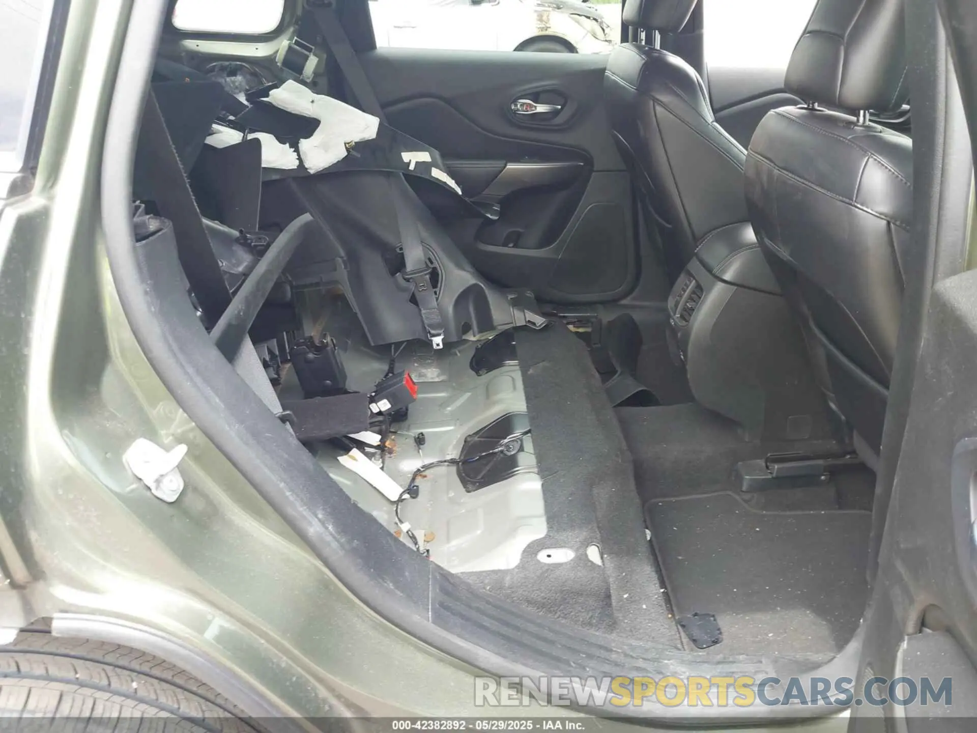 8 Photograph of a damaged car 1C4PJLMX8MD112435 JEEP CHEROKEE 2021