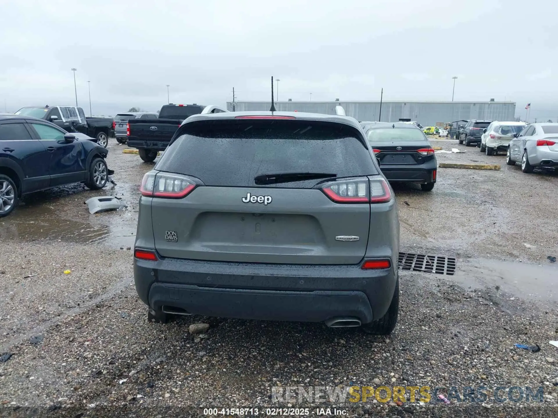 17 Photograph of a damaged car 1C4PJLMXXMD203934 JEEP CHEROKEE 2021