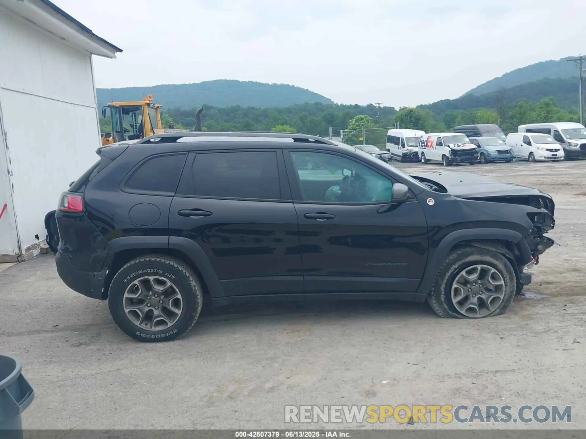 14 Photograph of a damaged car 1C4PJMBX0MD167941 JEEP CHEROKEE 2021