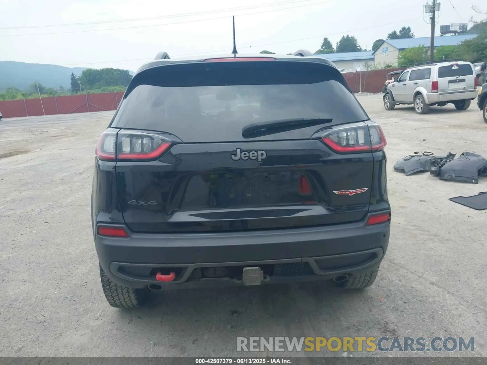 17 Photograph of a damaged car 1C4PJMBX0MD167941 JEEP CHEROKEE 2021