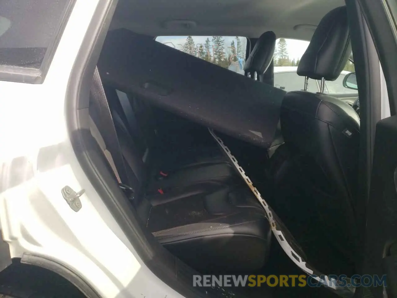 11 Photograph of a damaged car 1C4PJMBX4MD138927 JEEP CHEROKEE 2021