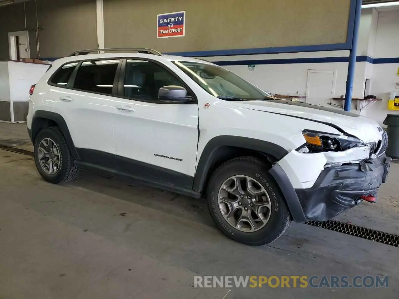 4 Photograph of a damaged car 1C4PJMBX5MD153629 JEEP CHEROKEE 2021