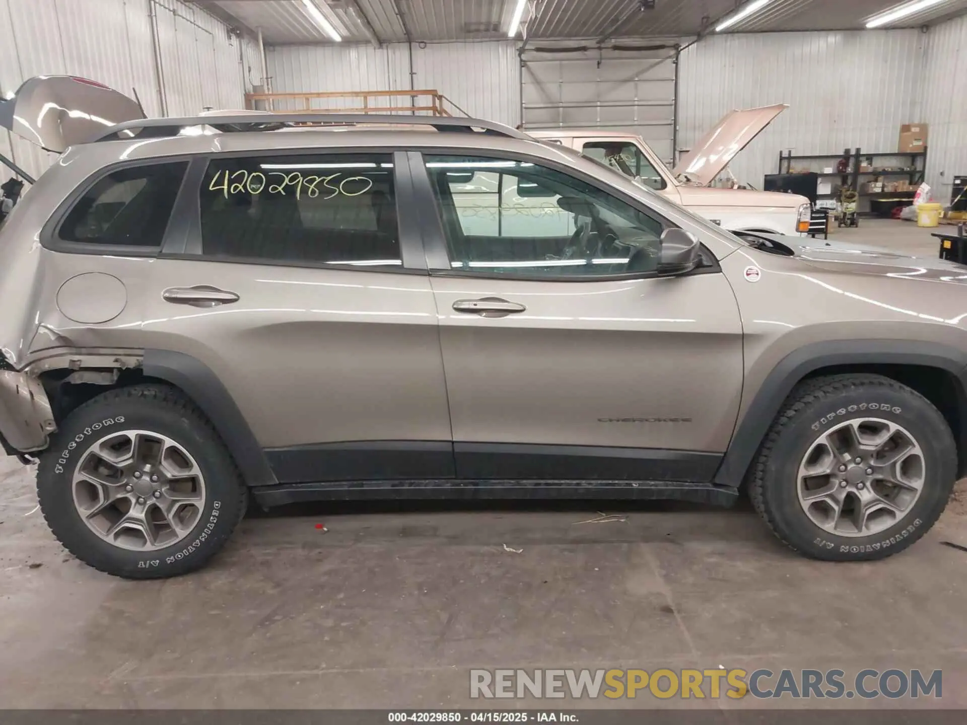 14 Photograph of a damaged car 1C4PJMBX5MD231018 JEEP CHEROKEE 2021