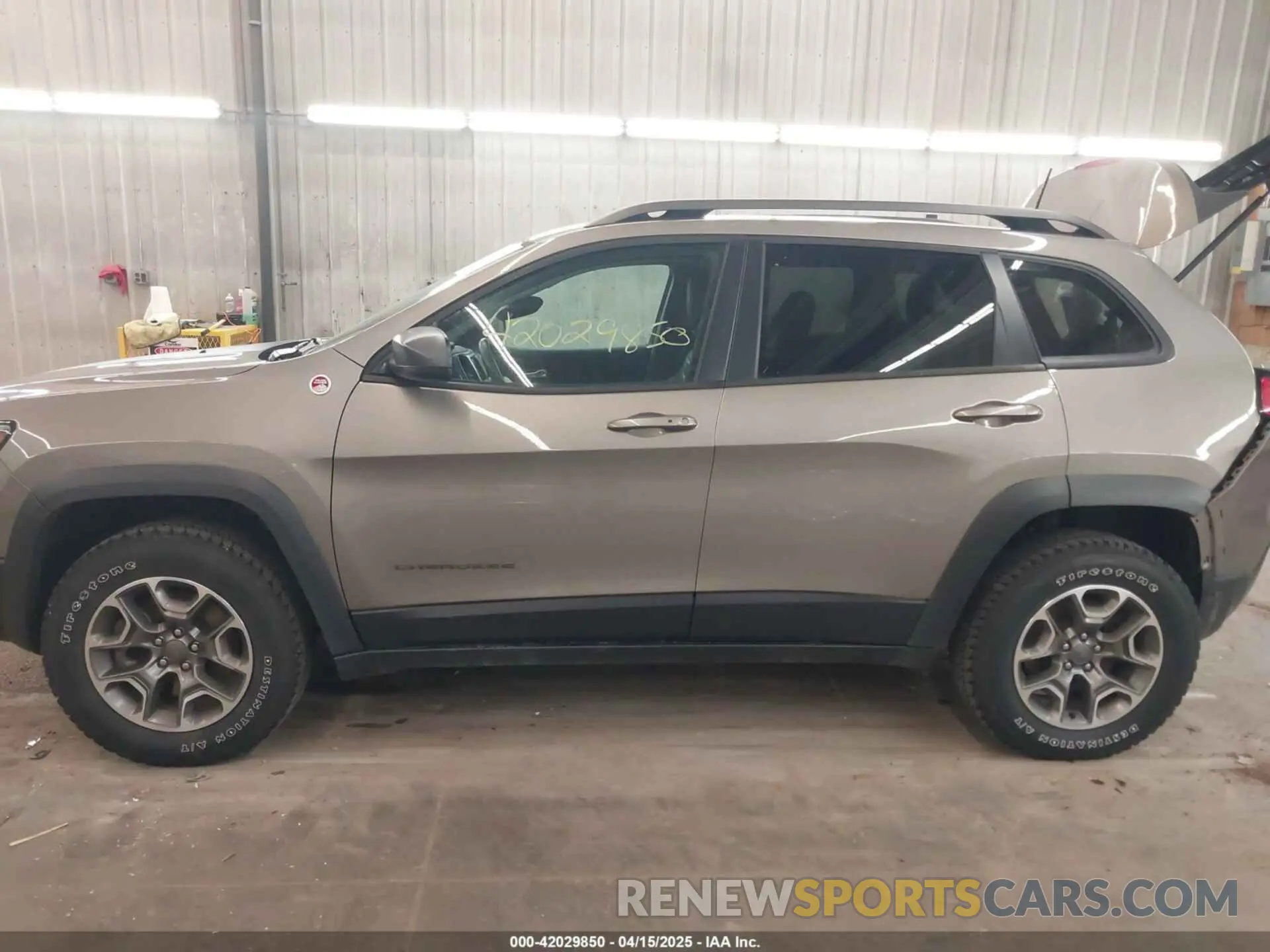 15 Photograph of a damaged car 1C4PJMBX5MD231018 JEEP CHEROKEE 2021