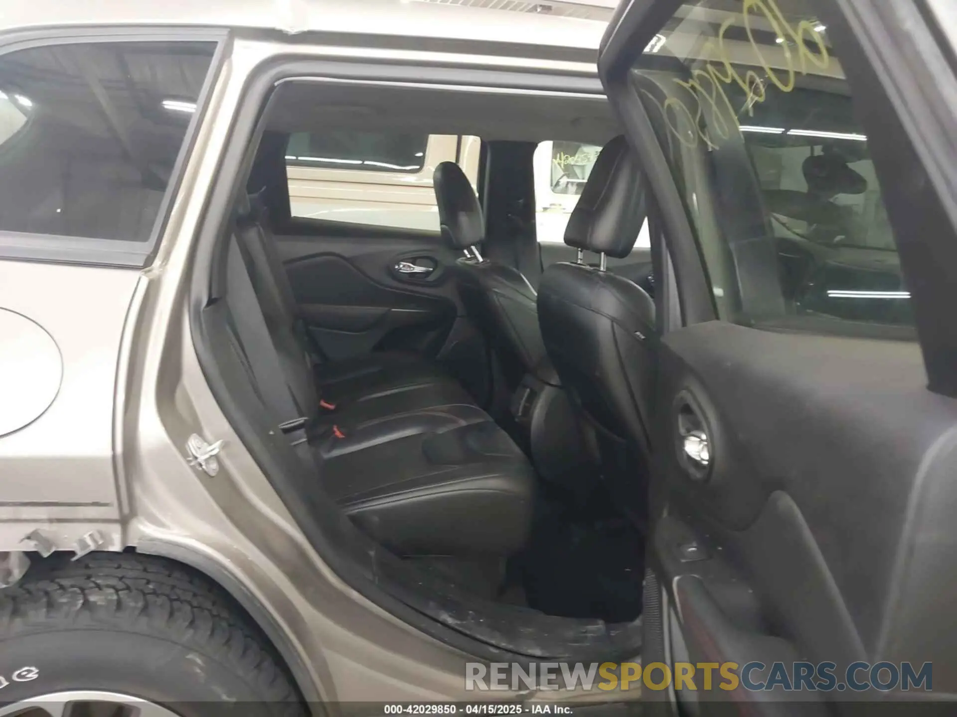 8 Photograph of a damaged car 1C4PJMBX5MD231018 JEEP CHEROKEE 2021