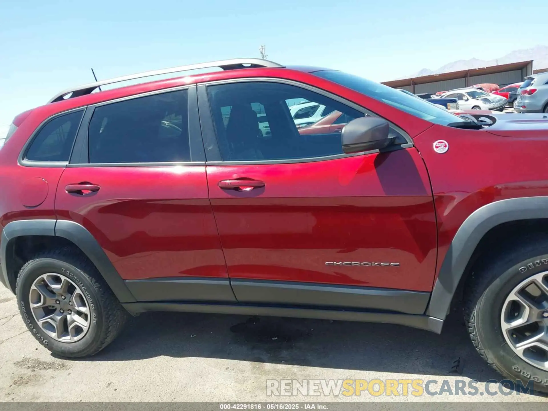 13 Photograph of a damaged car 1C4PJMBX6MD245283 JEEP CHEROKEE 2021