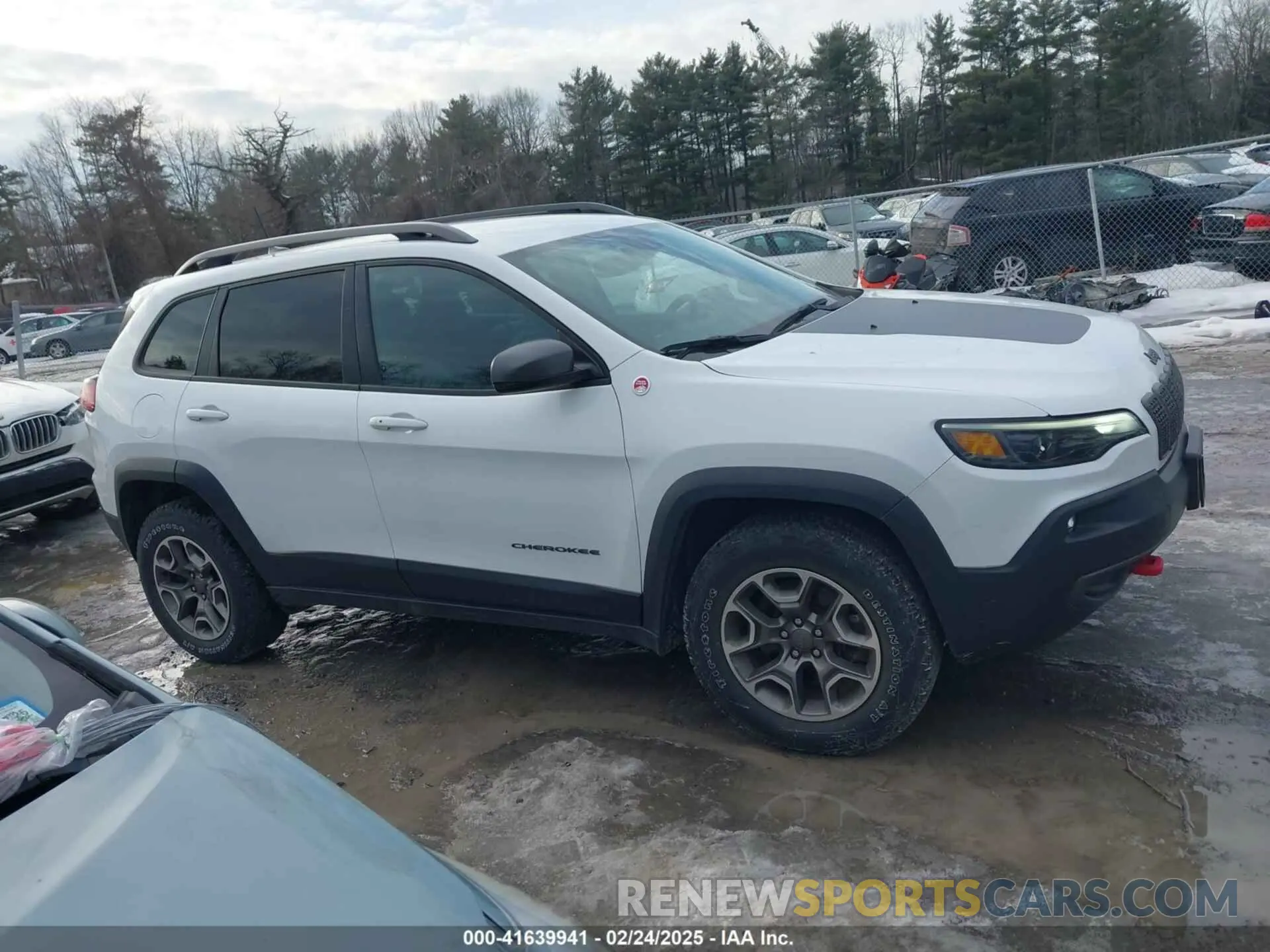 13 Photograph of a damaged car 1C4PJMBX8MD111326 JEEP CHEROKEE 2021