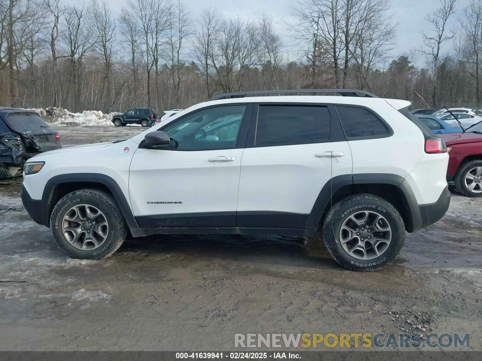 14 Photograph of a damaged car 1C4PJMBX8MD111326 JEEP CHEROKEE 2021