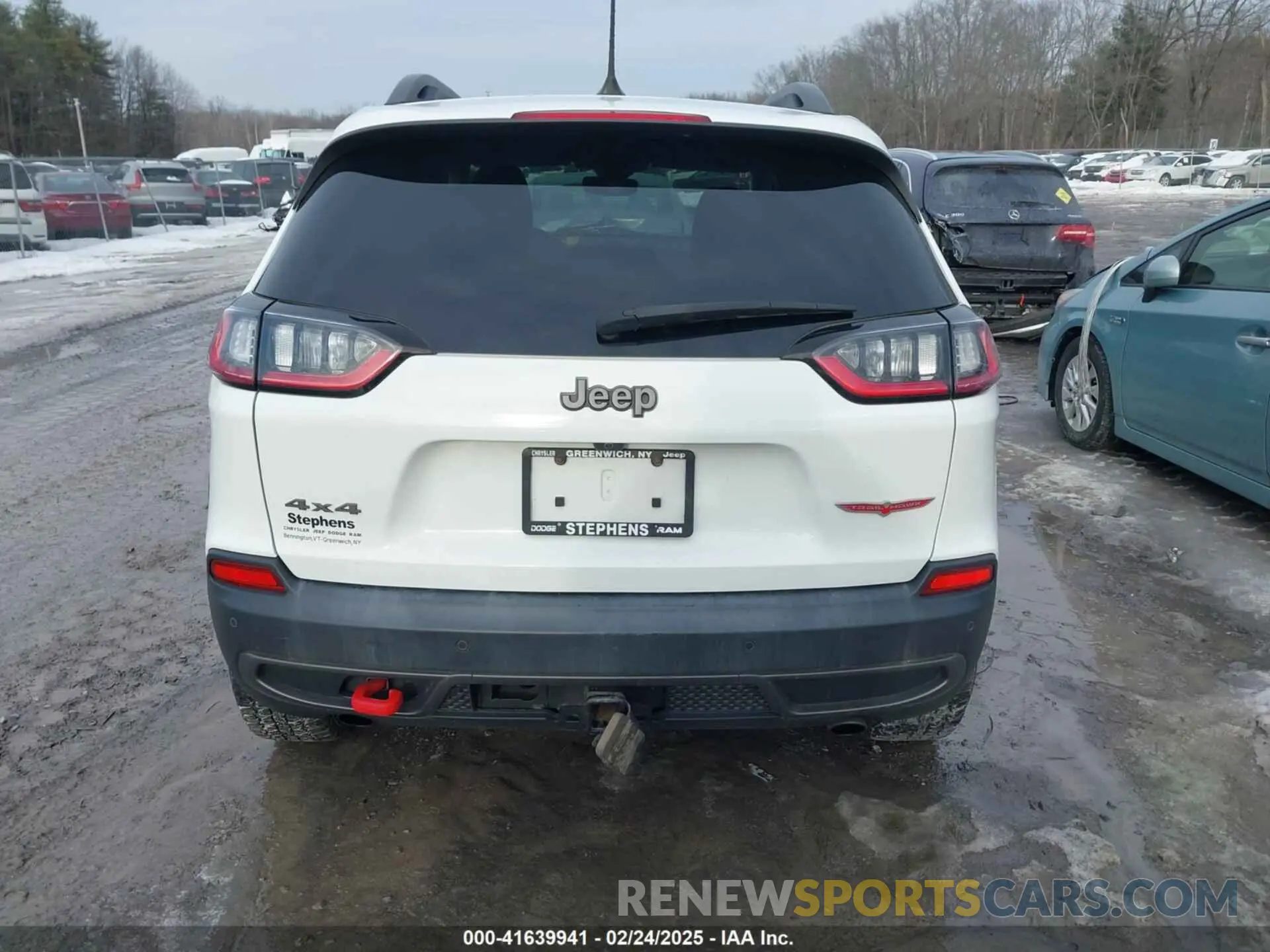 16 Photograph of a damaged car 1C4PJMBX8MD111326 JEEP CHEROKEE 2021