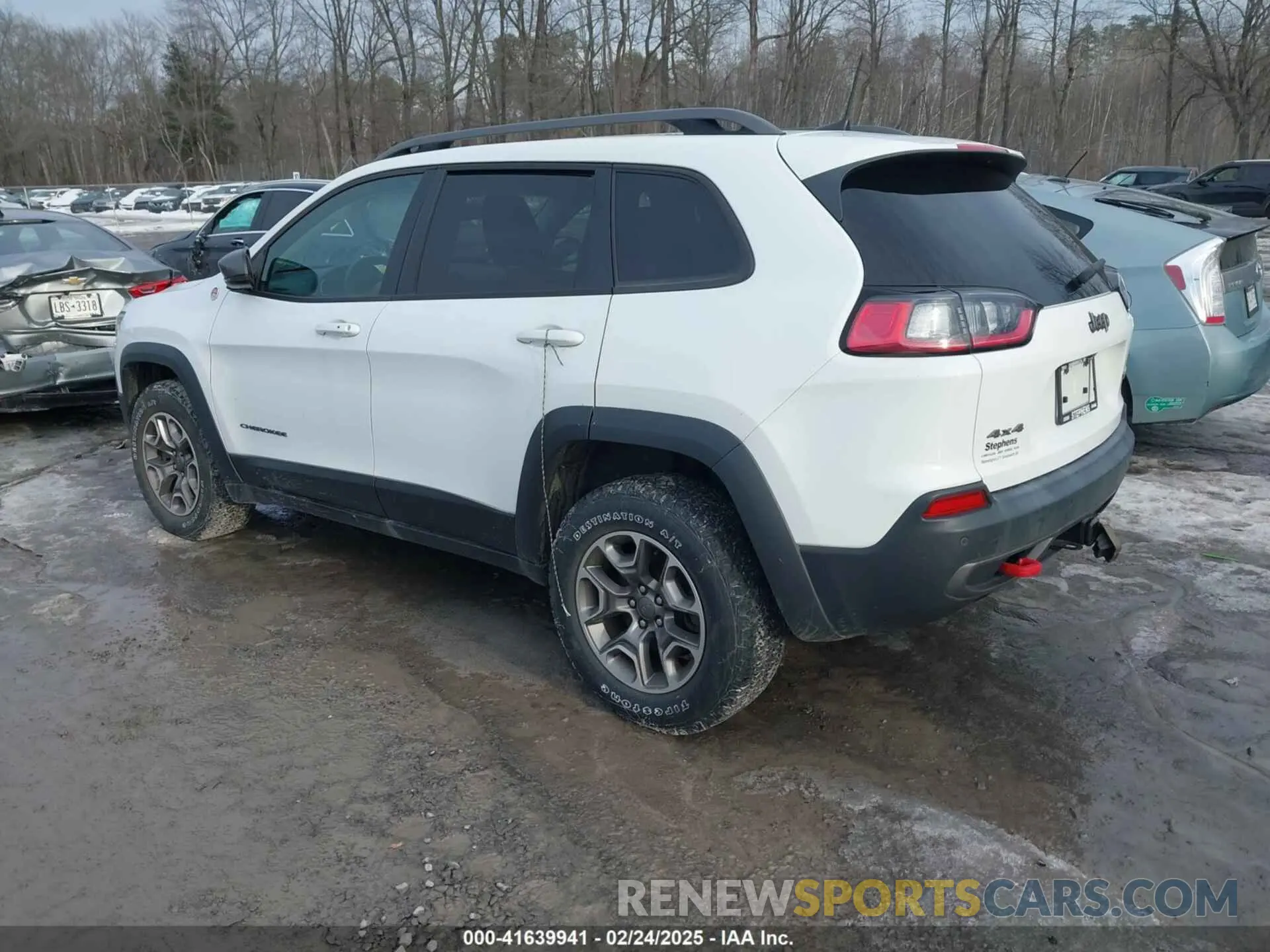 3 Photograph of a damaged car 1C4PJMBX8MD111326 JEEP CHEROKEE 2021