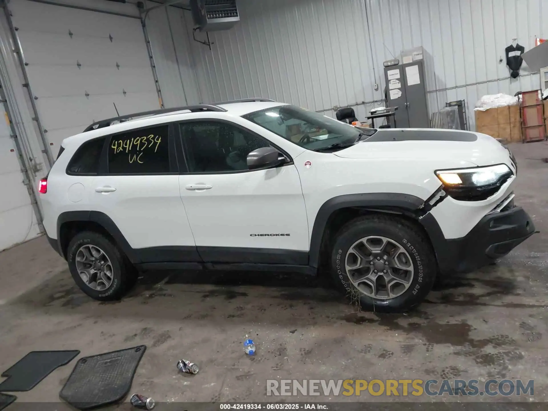 13 Photograph of a damaged car 1C4PJMBX8MD139644 JEEP CHEROKEE 2021