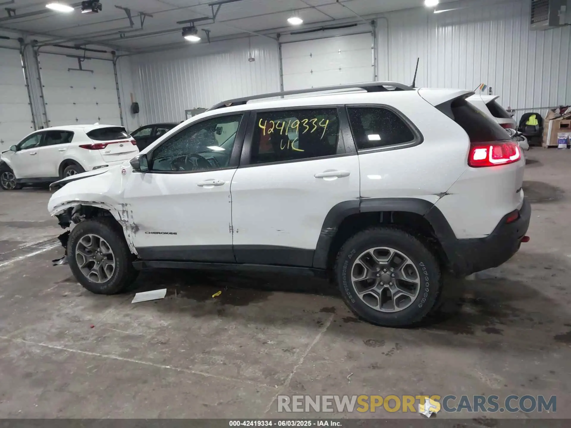14 Photograph of a damaged car 1C4PJMBX8MD139644 JEEP CHEROKEE 2021