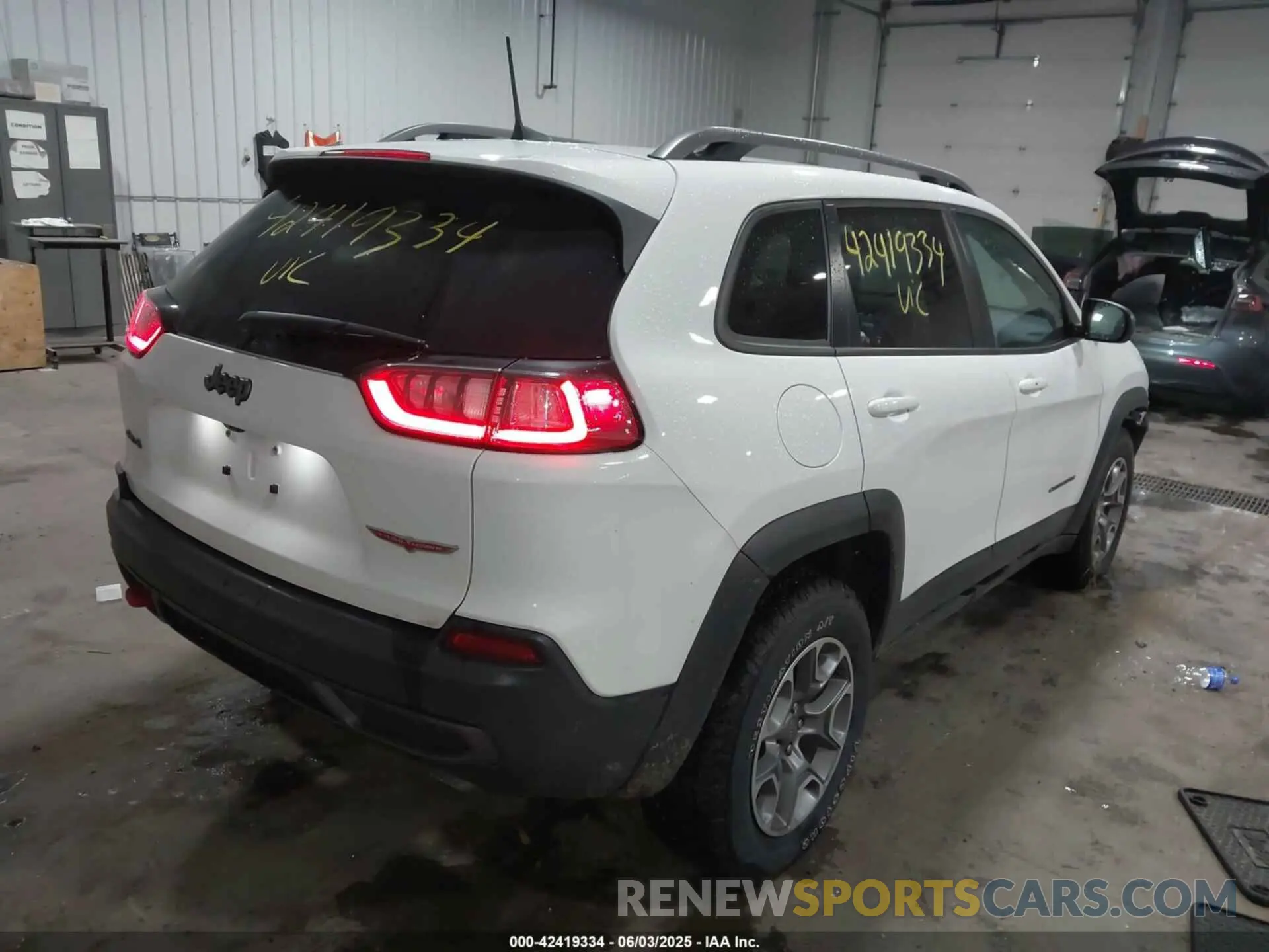 4 Photograph of a damaged car 1C4PJMBX8MD139644 JEEP CHEROKEE 2021
