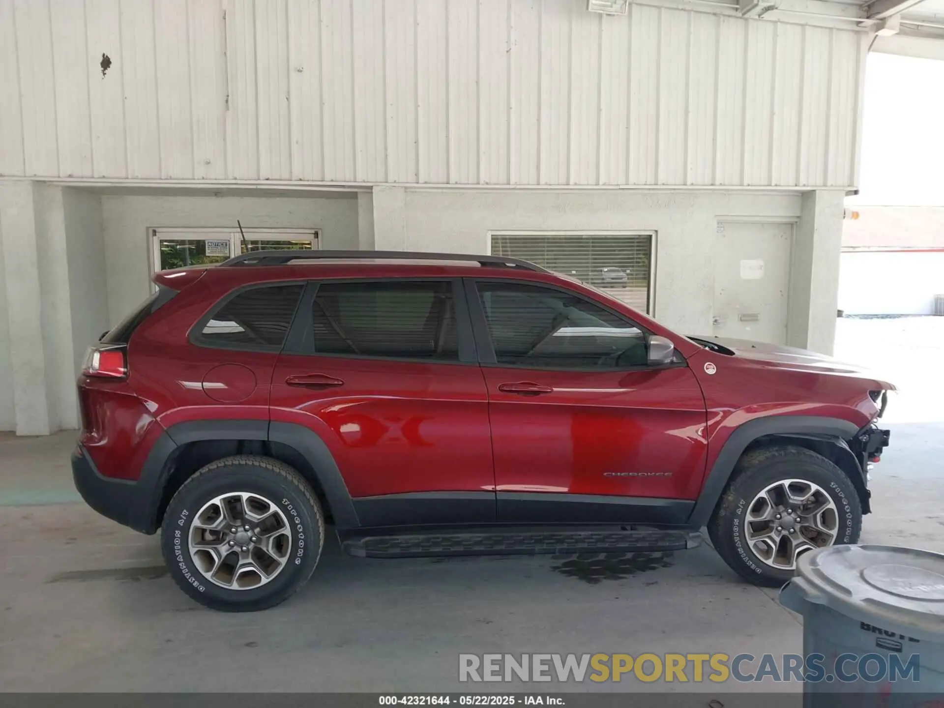 13 Photograph of a damaged car 1C4PJMBX8MD218960 JEEP CHEROKEE 2021