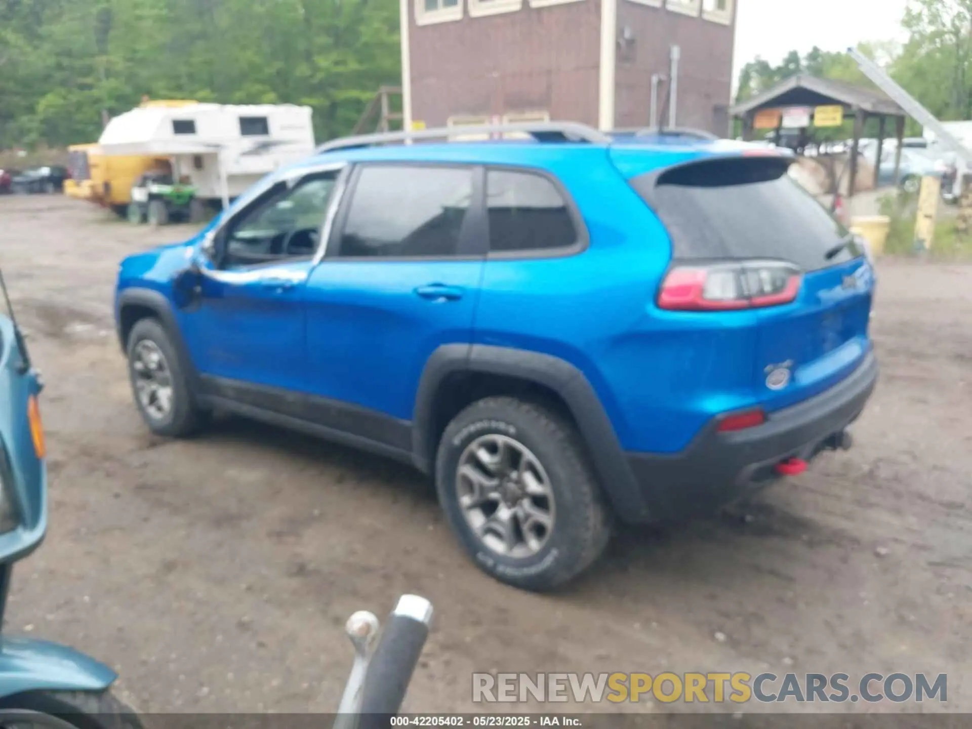 3 Photograph of a damaged car 1C4PJMBXXMD173102 JEEP CHEROKEE 2021
