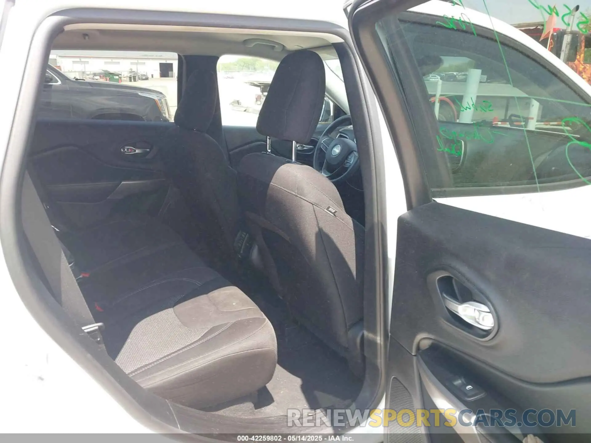 8 Photograph of a damaged car 1C4PJMCB1MD171158 JEEP CHEROKEE 2021