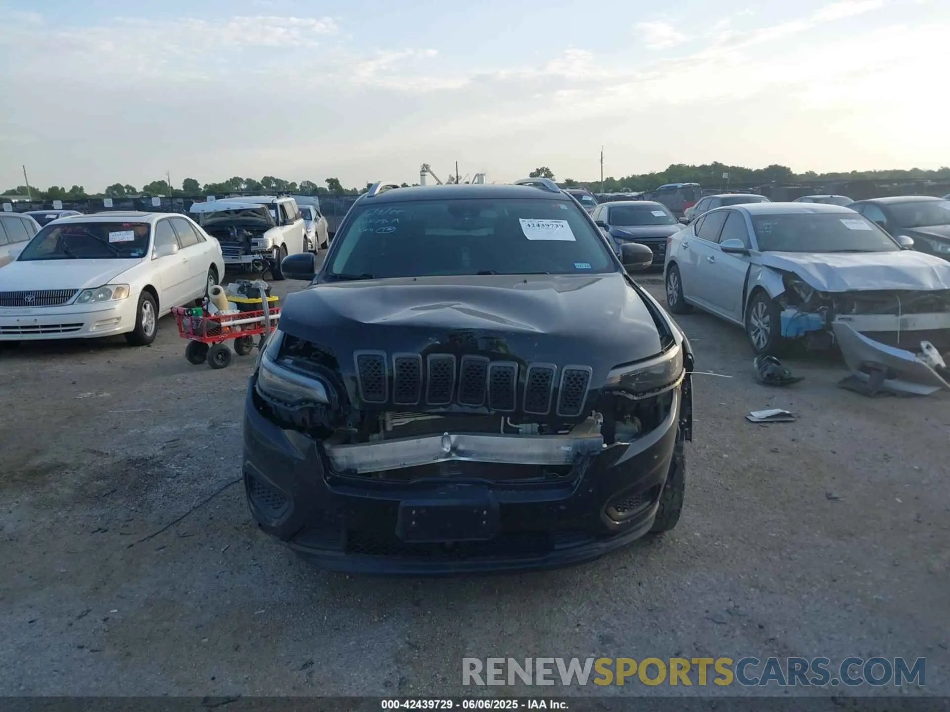 12 Photograph of a damaged car 1C4PJMCB7MD154249 JEEP CHEROKEE 2021