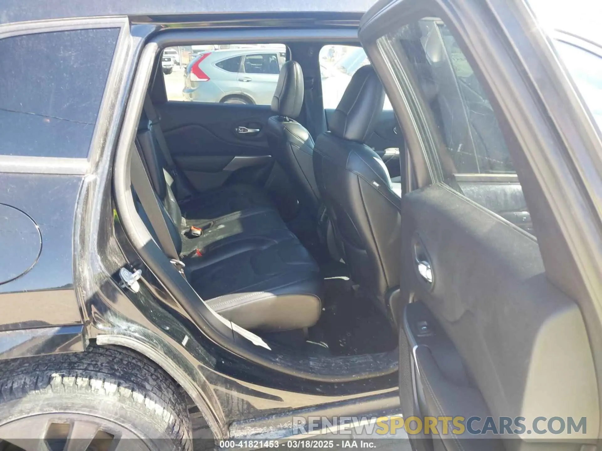 8 Photograph of a damaged car 1C4PJMDN5MD156607 JEEP CHEROKEE 2021
