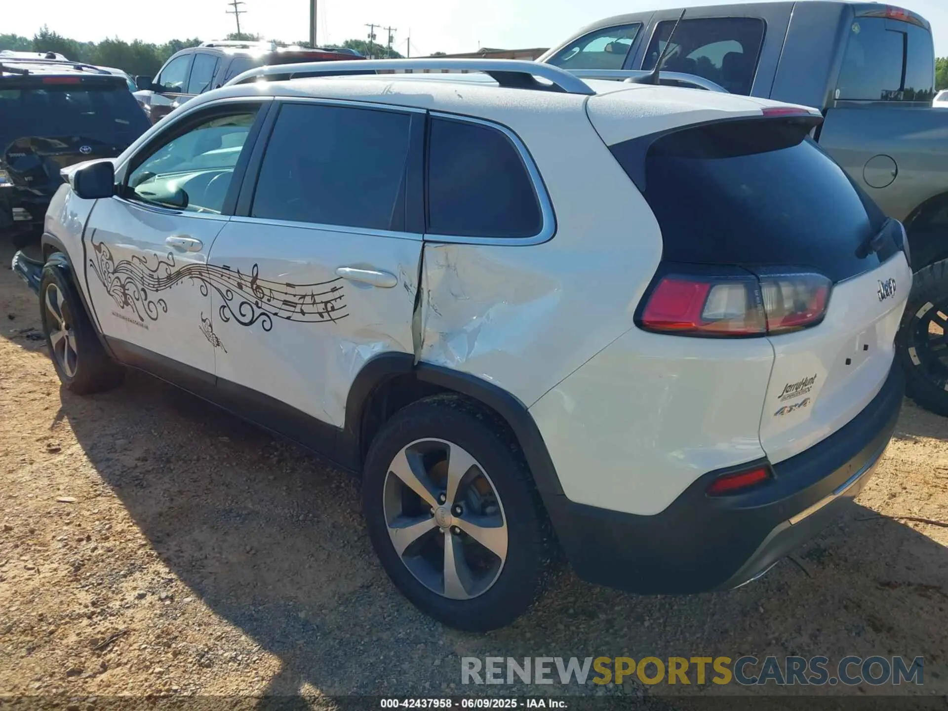 3 Photograph of a damaged car 1C4PJMDX0MD138744 JEEP CHEROKEE 2021