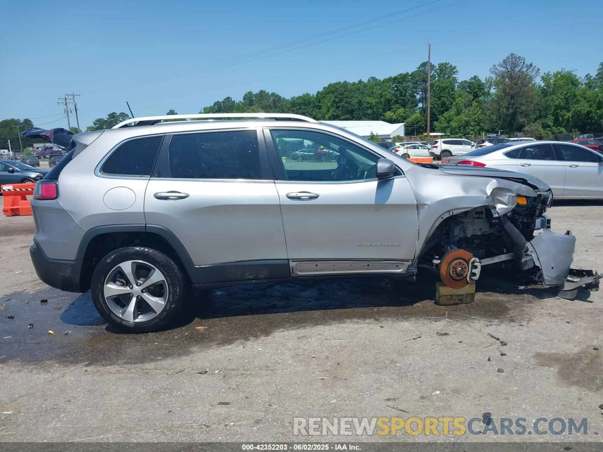 14 Photograph of a damaged car 1C4PJMDX1MD179500 JEEP CHEROKEE 2021