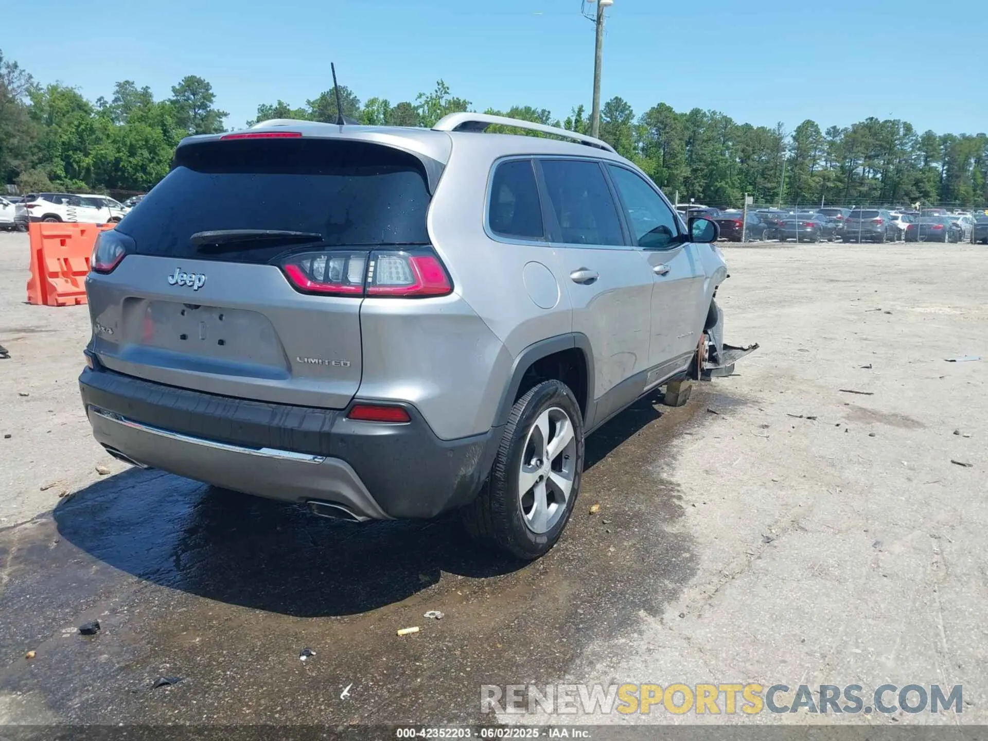 4 Photograph of a damaged car 1C4PJMDX1MD179500 JEEP CHEROKEE 2021