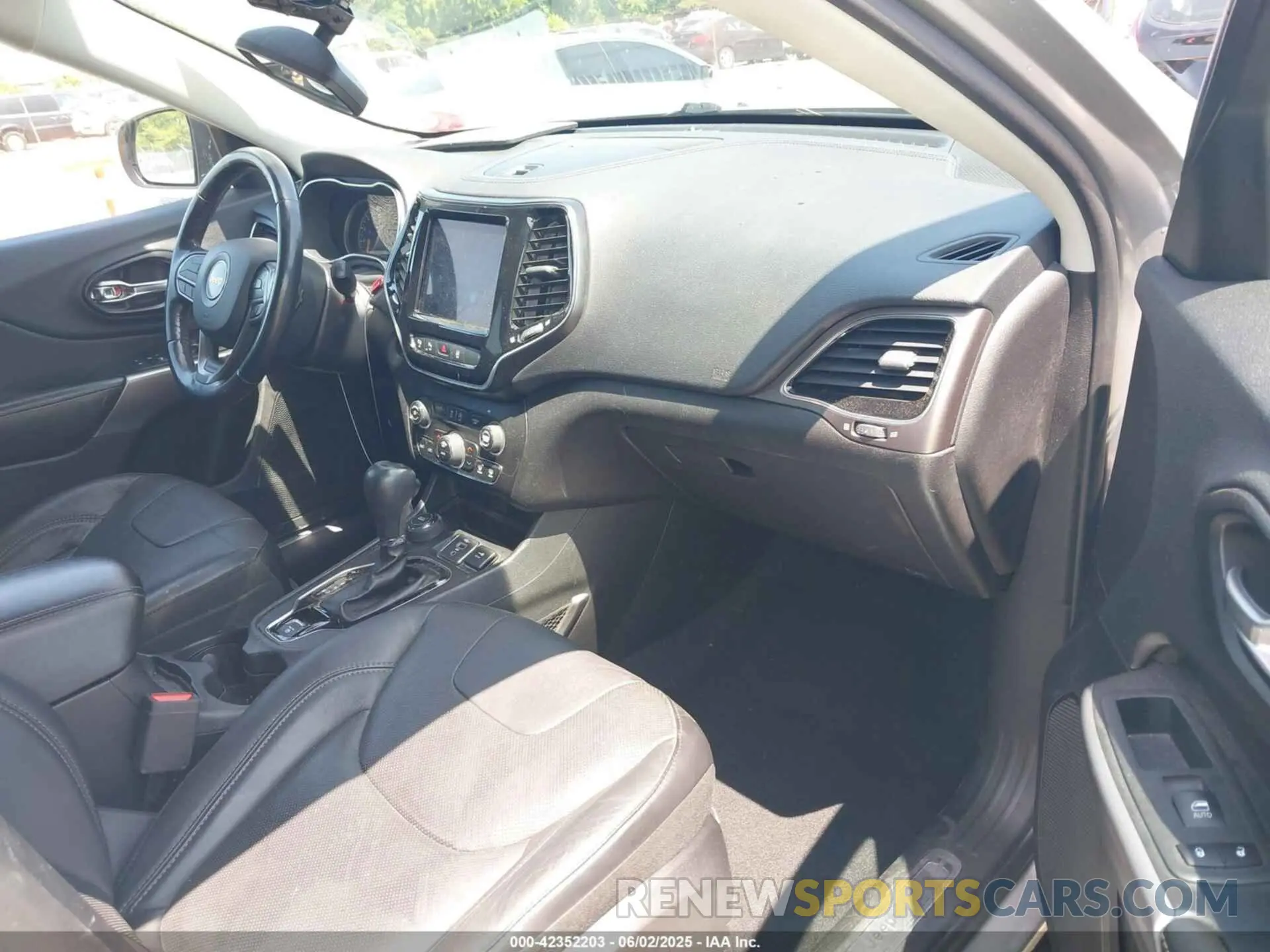 5 Photograph of a damaged car 1C4PJMDX1MD179500 JEEP CHEROKEE 2021
