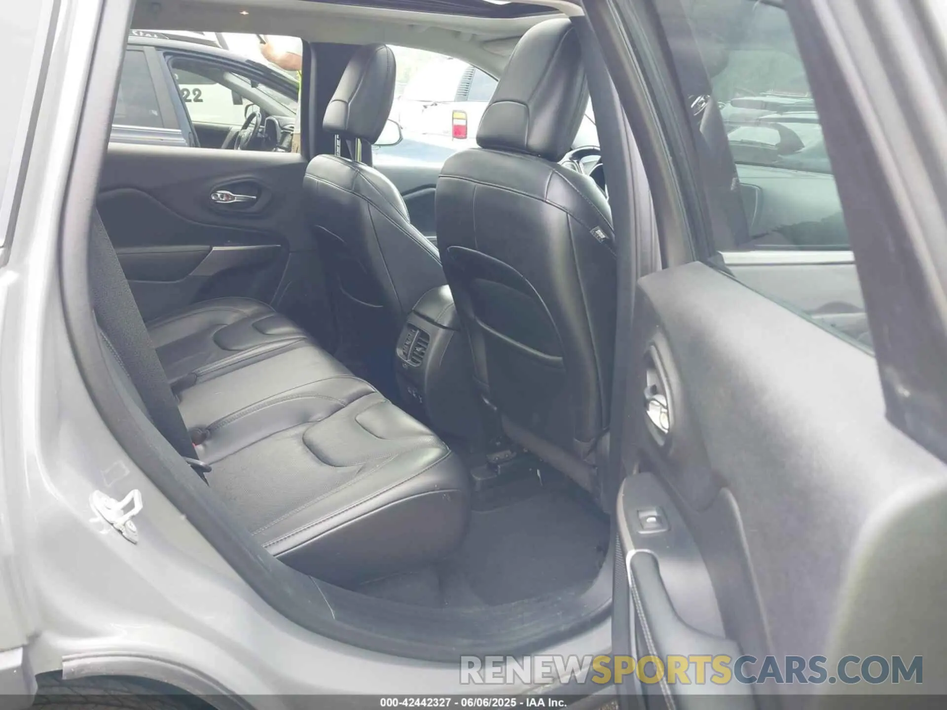 8 Photograph of a damaged car 1C4PJMDX2MD116650 JEEP CHEROKEE 2021