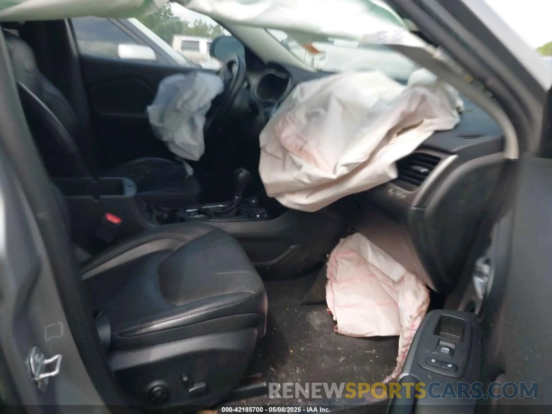 5 Photograph of a damaged car 1C4PJMDX3MD181300 JEEP CHEROKEE 2021
