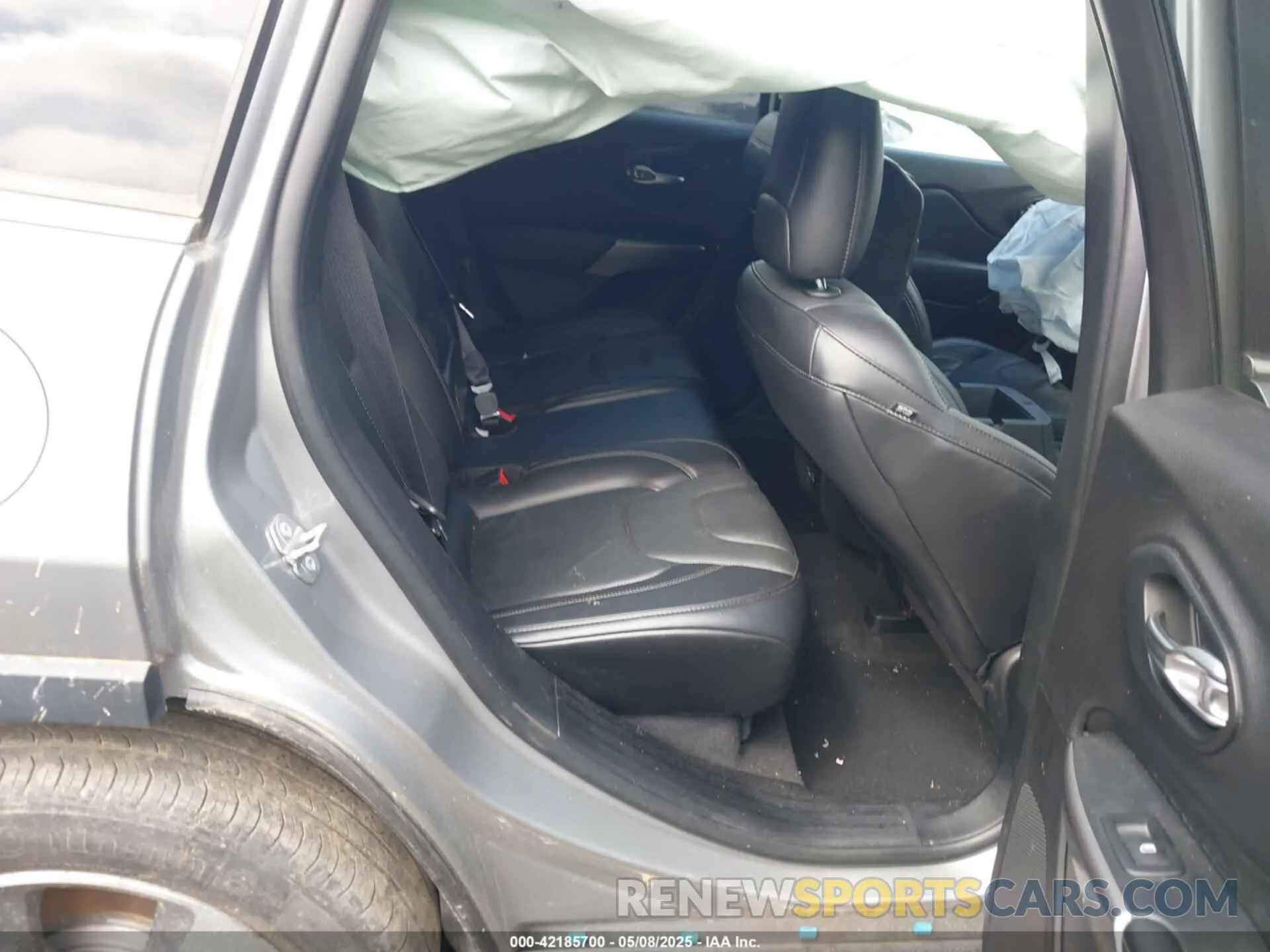 8 Photograph of a damaged car 1C4PJMDX3MD181300 JEEP CHEROKEE 2021