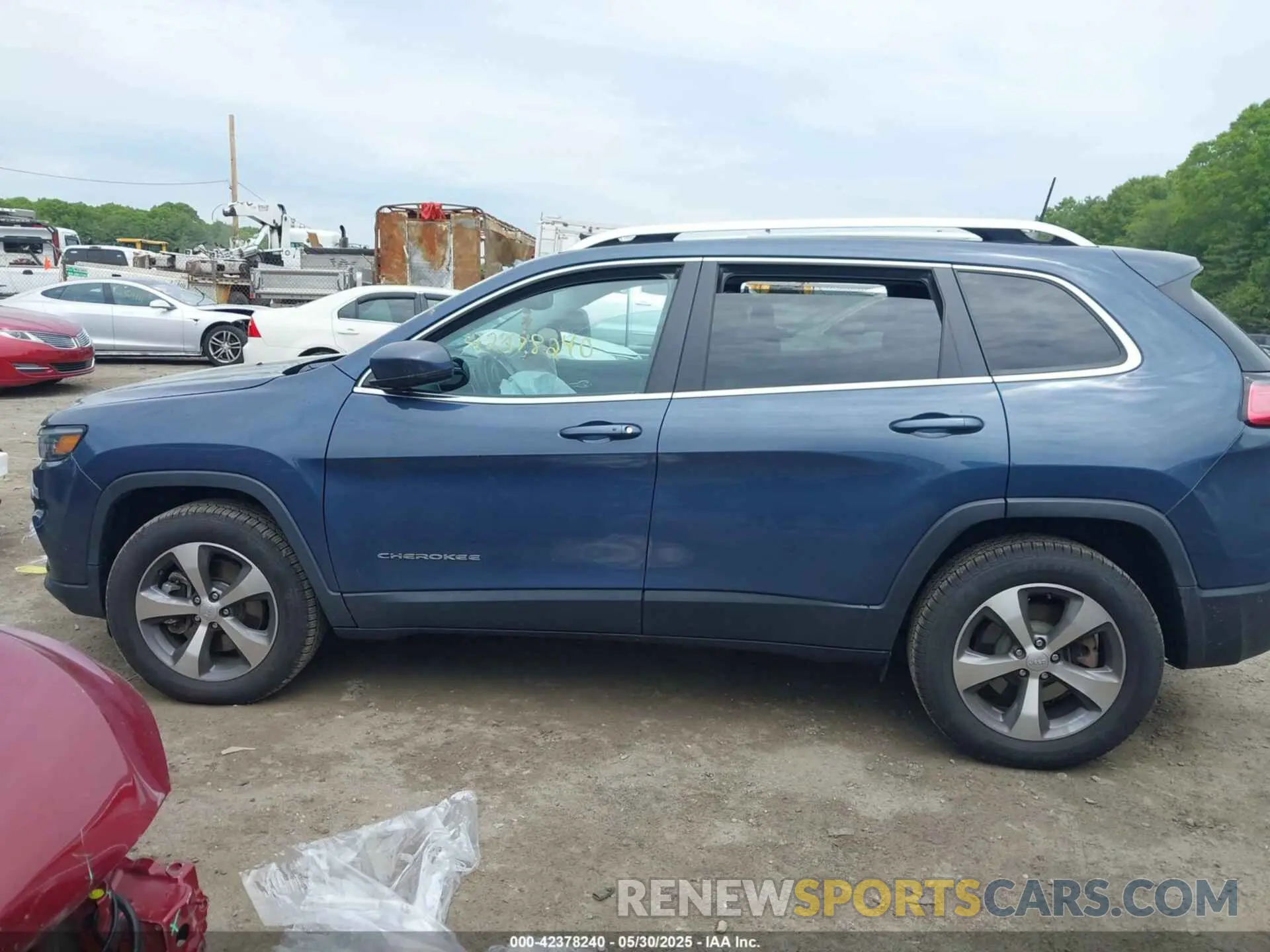 14 Photograph of a damaged car 1C4PJMDX4MD193469 JEEP CHEROKEE 2021
