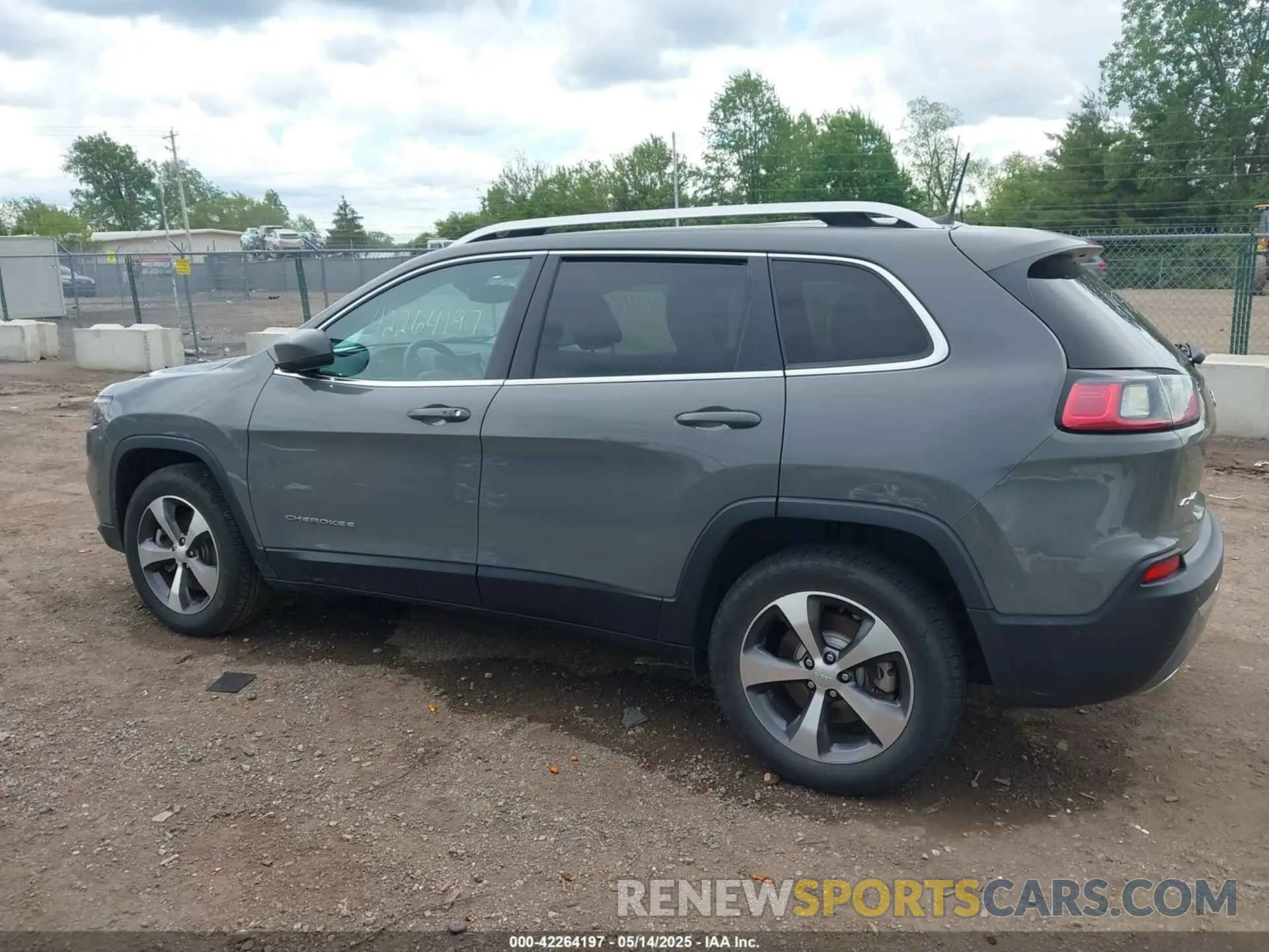 14 Photograph of a damaged car 1C4PJMDX6MD197524 JEEP CHEROKEE 2021