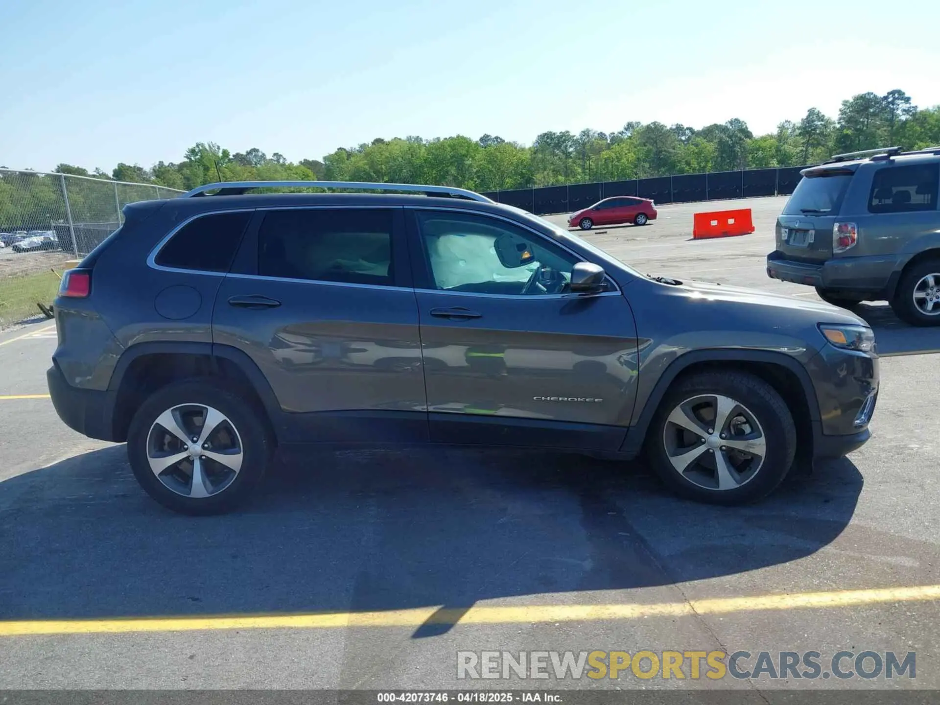 13 Photograph of a damaged car 1C4PJMDX6MD209395 JEEP CHEROKEE 2021