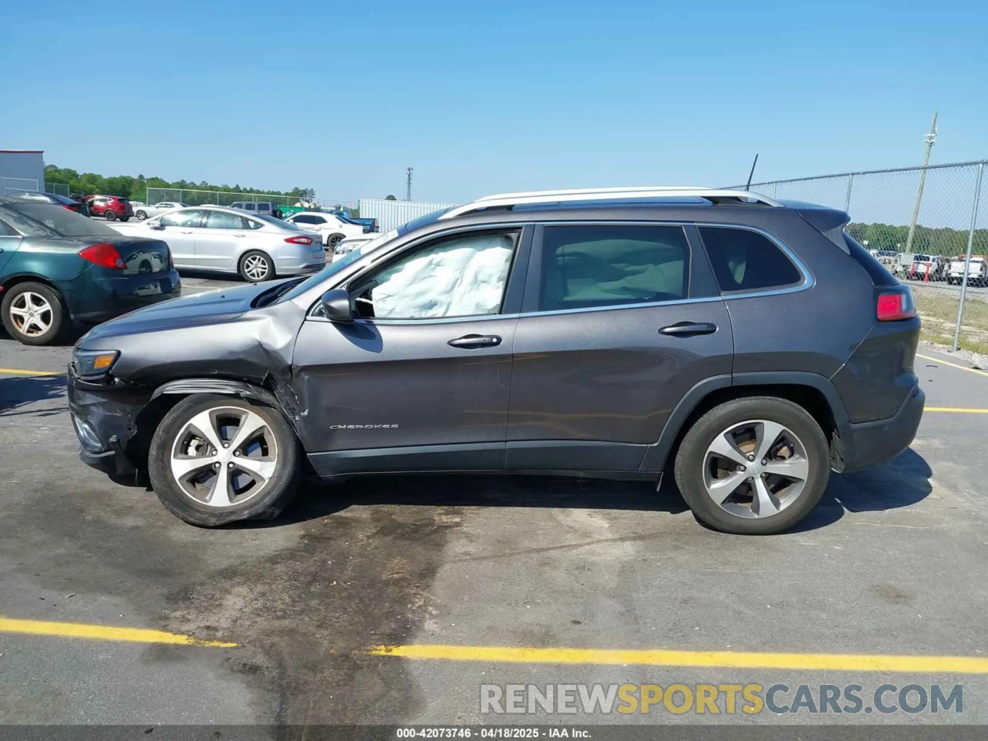14 Photograph of a damaged car 1C4PJMDX6MD209395 JEEP CHEROKEE 2021