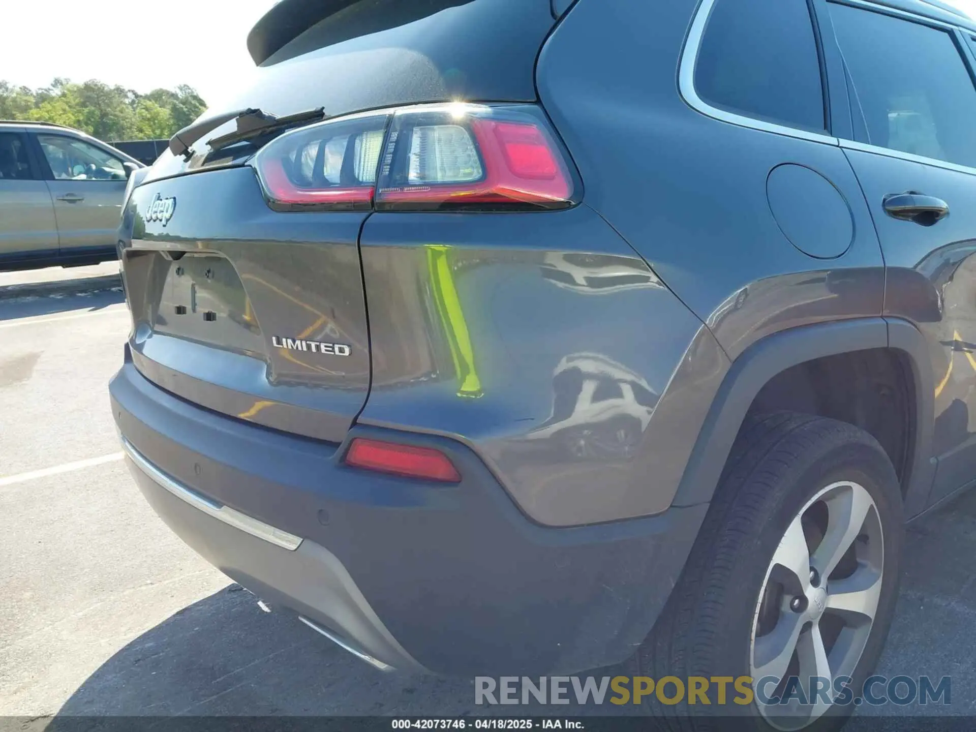 18 Photograph of a damaged car 1C4PJMDX6MD209395 JEEP CHEROKEE 2021