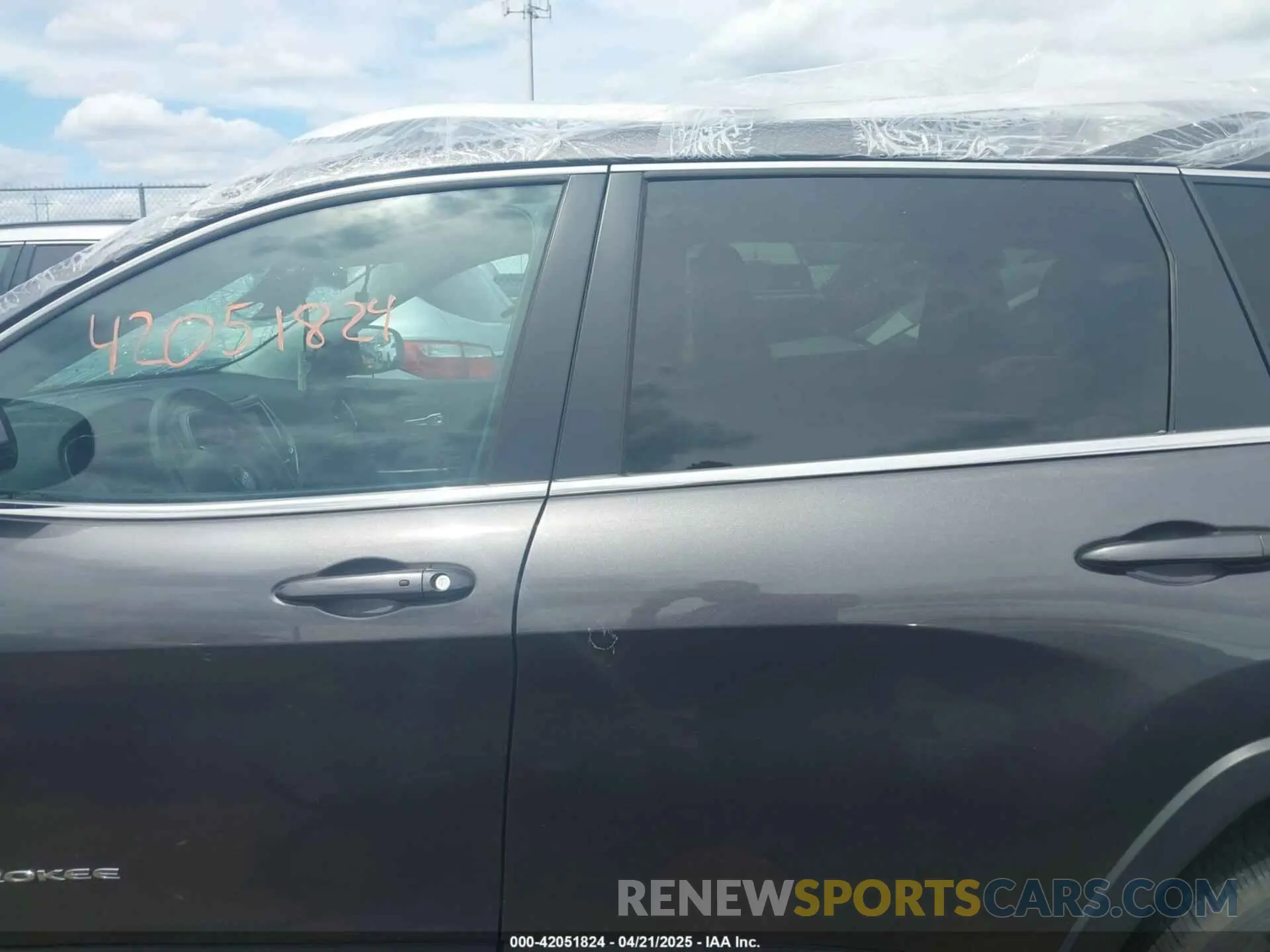 14 Photograph of a damaged car 1C4PJMDX8MD212475 JEEP CHEROKEE 2021