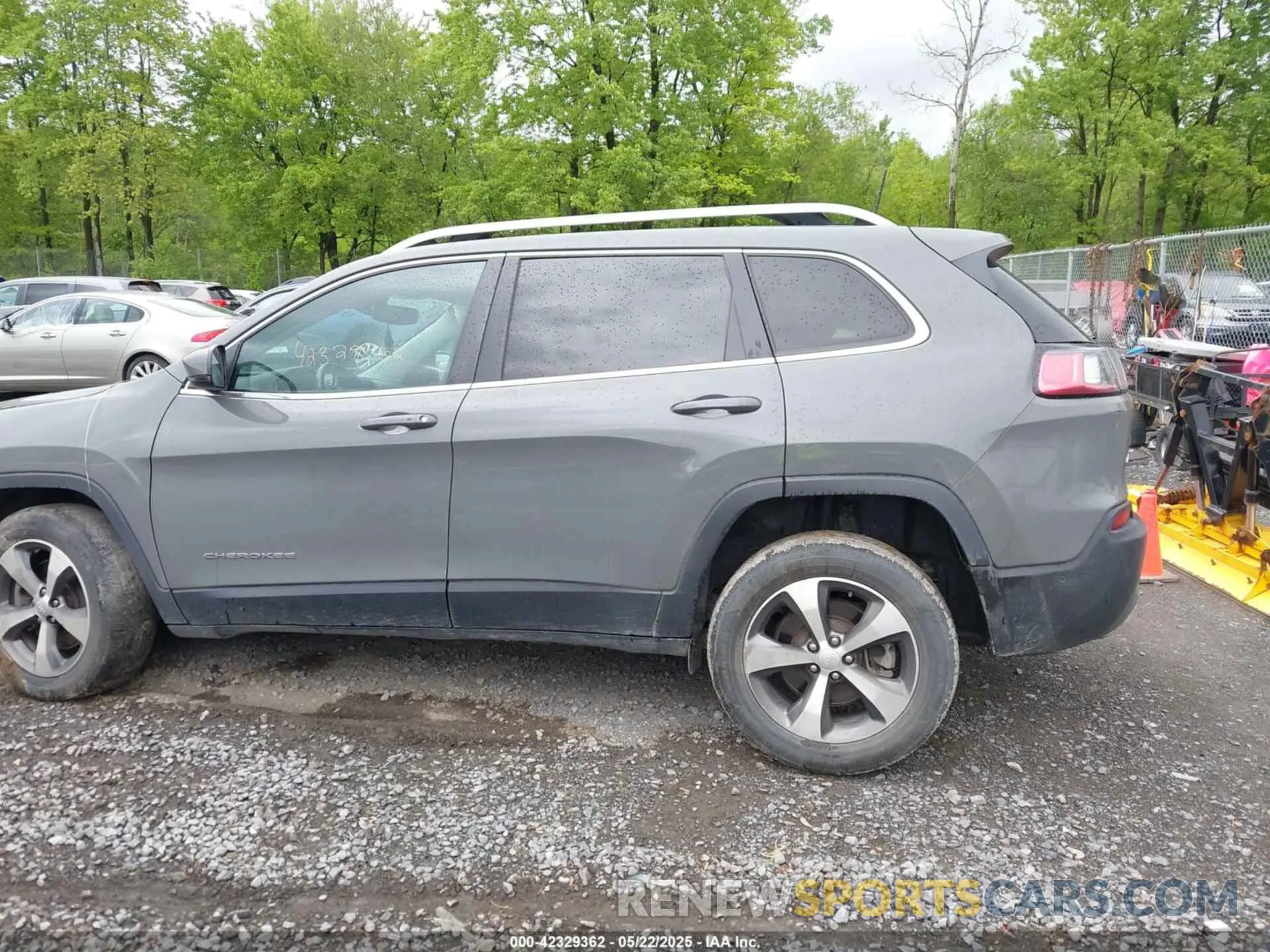 14 Photograph of a damaged car 1C4PJMDXXMD183304 JEEP CHEROKEE 2021