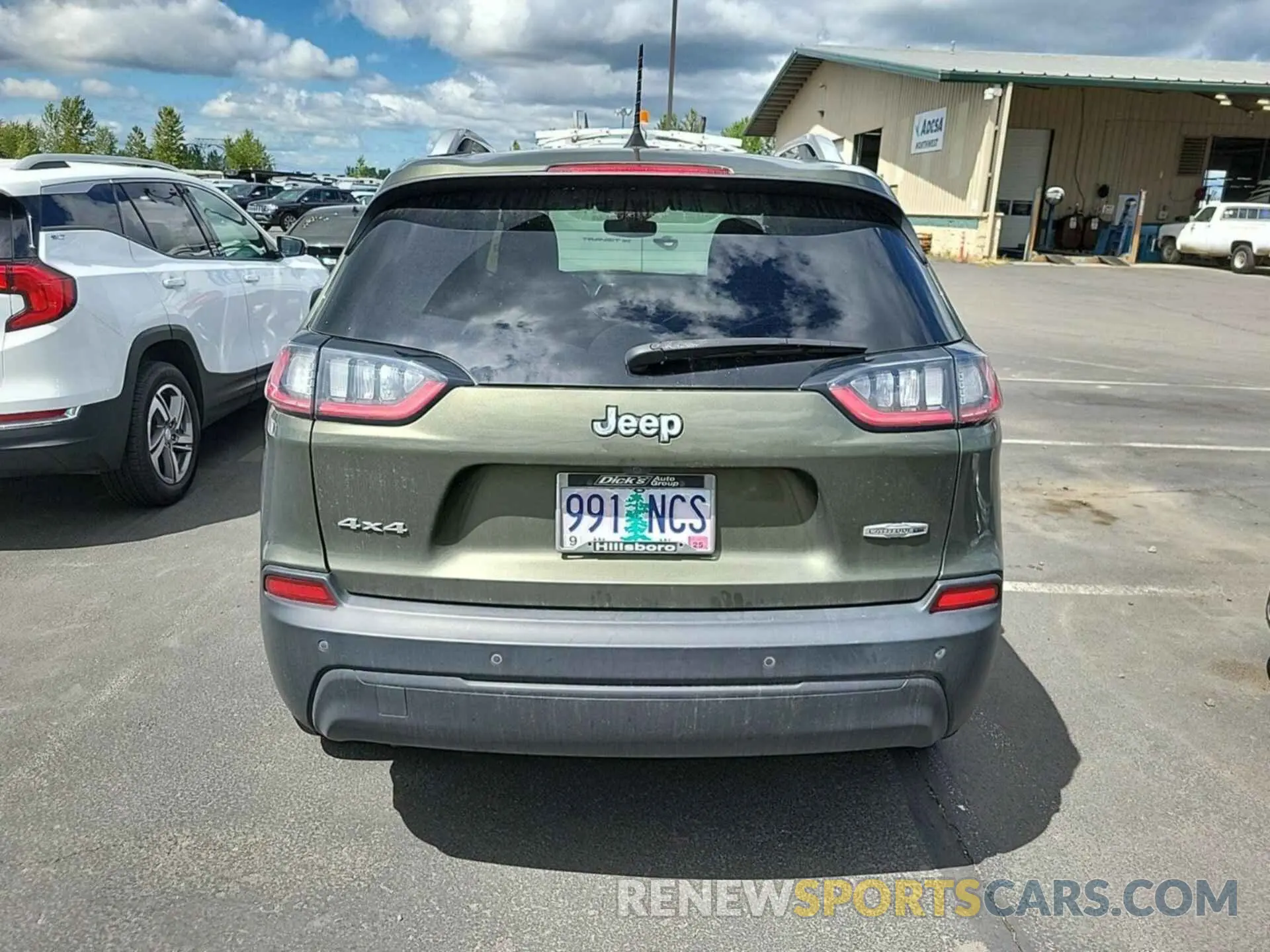 8 Photograph of a damaged car 1C4PJMLB0MD221323 JEEP CHEROKEE 2021