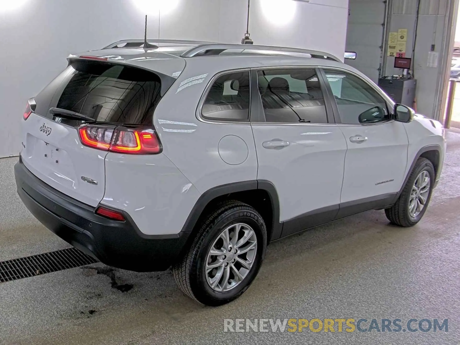 19 Photograph of a damaged car 1C4PJMLB4MD218294 JEEP CHEROKEE 2021